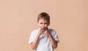 Leia mais sobre o artigo Síndrome de Tourette e outros distúrbios de tique em crianças e adolescentes